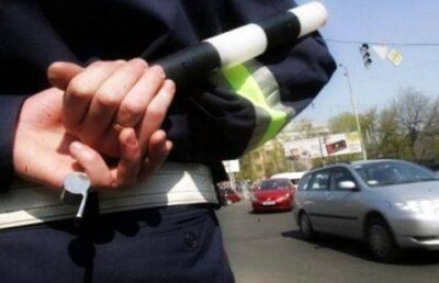 Заботливый шымкентский полицейский остановил водителя, чтобы спросить, как у него дела