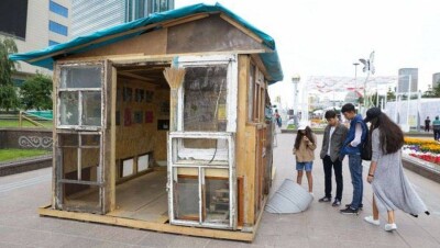 Французский художник представил в Астане хижину мигрантов