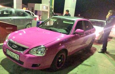Семейчанин ради спора покрасил Lada Priora в розовый цвет