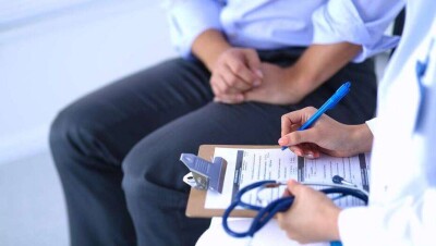 Медработницу, продававшую справки c отрицательным результатом теста на КВИ, задержали в Алматинской области