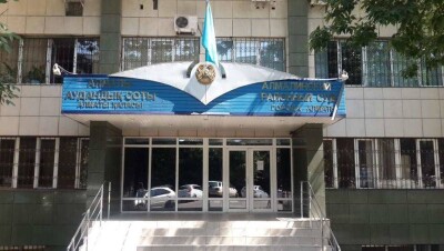 В Алмалинском суде Алматы проверяют видеозапись с засыпающим судьёй