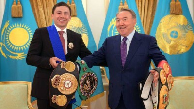 Головкин подарил свои чемпионские пояса Назарбаеву