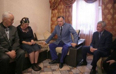 Семья погибшего продавца "Паллады" получила миллион тенге от Президента