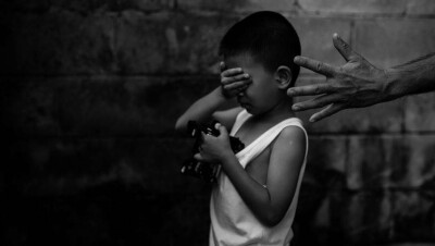 В Нур-Султане семилетнего мальчика избивали дома и заставляли учить таблицу умножения по ночам