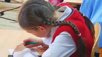 В Астане пропишут техспецификацию парт, чтобы бороться со сколиозом у школьников