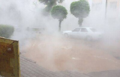 Бурлящая лужа горячей воды образовалась в центре Алматы