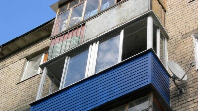 В Шымкенте женщина разбилась насмерть после падения с балкона