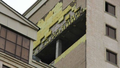 Стена из газоблоков обвалилась в жилом комплексе в Астане