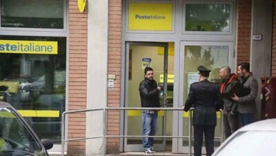 В Италии преступник захватил заложников, требуя встречи с вице-премьером и главой МВД
