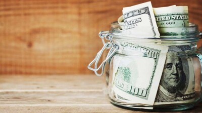 Доллар подешевел на 0,46 тенге в первый день торгов 2020 года