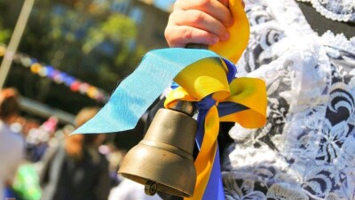 Малолетняя школьница "отожгла" танцем на первое сентября