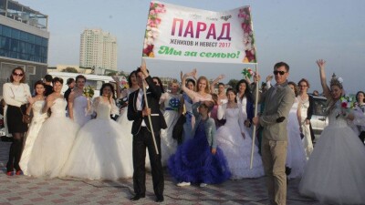 В противовес мировым гей-парадам в Актау провели парад невест и женихов