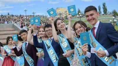 Аким Павлодарской области предложил выпускникам выбрать, как отпраздновать окончание школы