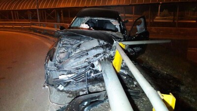 Автомойщики угнали Lexus и попали в аварию