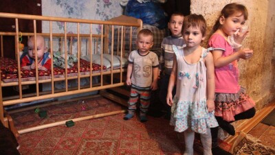 Российская предпринимательница купила дом многодетной семье из Уральска