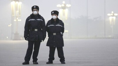 Жителям 24 городов Китая рекомендовали не выходить на улицу