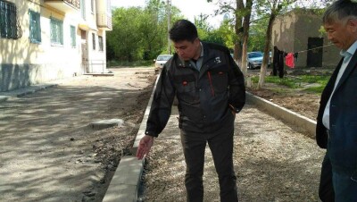 Аким Темиртау вручную проверил, как положили асфальт, и остался недоволен
