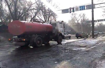 Дороги водой поливают в Алматы в декабре