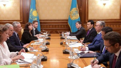 Токаев обсудил экономическое сотрудничество с министром финансов Франции