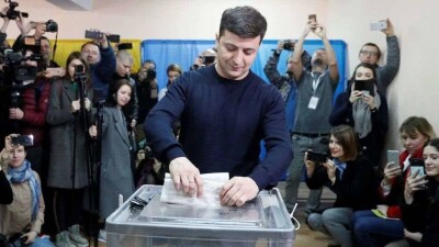 Владимира Зеленского оштрафовали за демонстрацию бюллетеня в день выборов