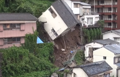 В Нагасаки из-за оползня упал с обрыва двухэтажный дом
