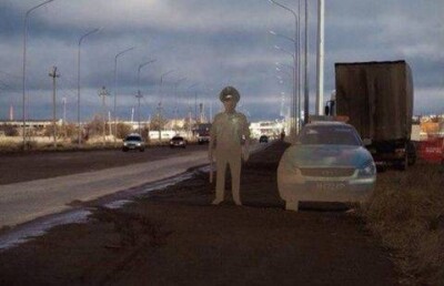 Грязный полицейский пугает водителей в Жезказгане