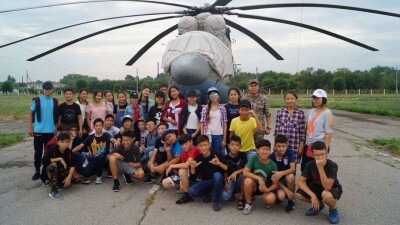Дети военнослужащих, отдыхающих в летнем лагере "Жас Сарбаз" посетили войсковую часть 53975 