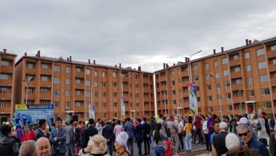 В Кокшетау многодетным семьям и детям-сиротам вручили ключи от квартир