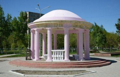 Домиком для свинки Пеппы назвали жители Костаная розовую ротонду