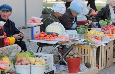 Сенатор вступился за торгующих на улице бабушек и дедушек