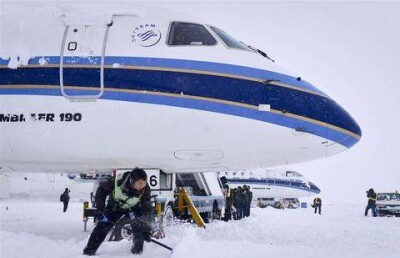 Китайский Урумчи завалило снегом: метель продолжалась 40 часов