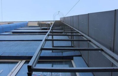 Сёстры-близнецы на крышу "Мерея" поднялись по пожарной лестнице 