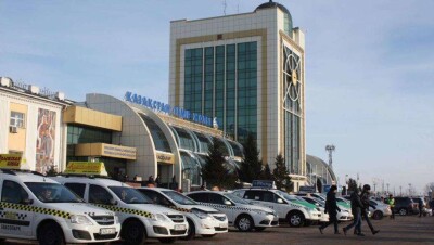 Время бесплатной парковки увеличили на вокзале и в аэропорту Астаны