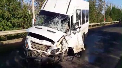 На трассе в Уральске произошло лобовое столкновение двух автобусов