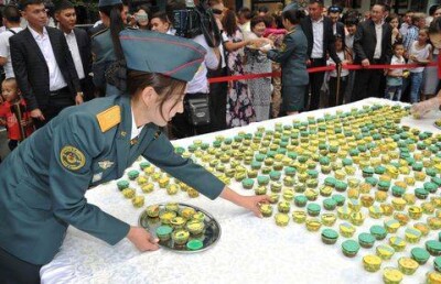 1998 необычных пирожных приготовили женщины-военнослужащие в Астане