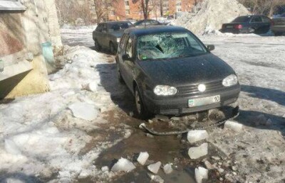 Глыба льда рухнула с крыши на автомобиль в Костанае