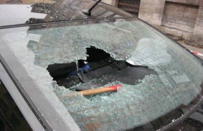 Упавший с крыши снег разбил автомобиль в Астане