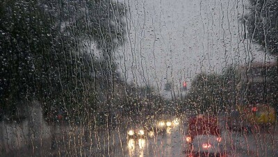 В Атырау прошёл ливень, с улиц откачивают воду