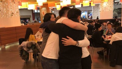 В Алматы провели флешмоб любви в поддержку целовавшихся в Esentai mall девушек
