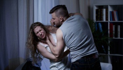 "Муж избил за то, что роды принимал врач-мужчина". Почему закон не защищает женщин от бытового насилия