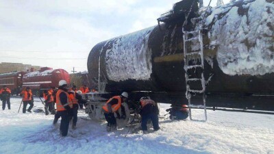 Железнодорожники провели учения: с рельсов сошла цистерна с опасным грузом