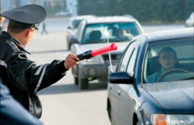 Депутат Тиникеев требует отобрать жезлы у патрульных полицейских 