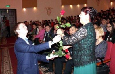 Женщин Костаная поздравили мужчины самых неожиданных профессий