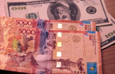 Торги на бирже по доллару завершились падением казахстанской валюты на 2 тенге