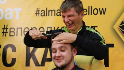 Аршавин наголо побрил видеоблогера, который не верил в успех футболиста в "Кайрате"