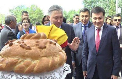 Аким Карагандинской области не стал пробовать балхашский хлеб