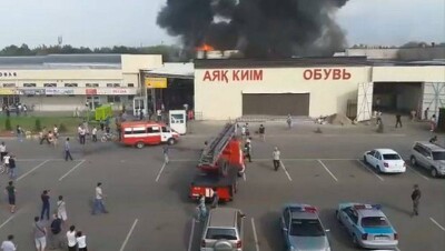 На рынке "Олжа" горит 3000 квадратных метров складских помещений