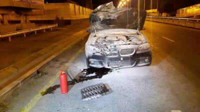 Машина загорелась на ходу из-за неисправного люка в Алматы