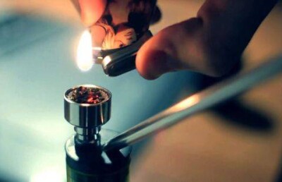 Жители Астаны сдают полиции соседей, курящих марихуану в подъездах