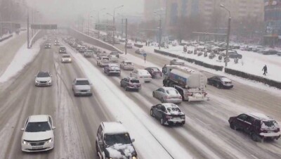 Мужчина справил нужду посреди пробки в Алматы